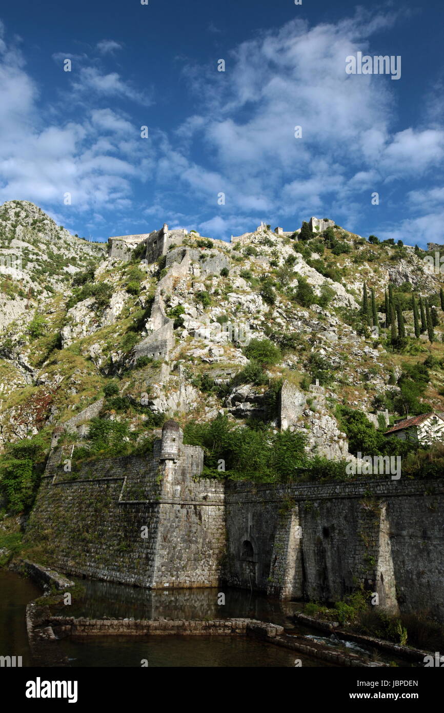 Die Berglandschaft Mit der Stadtmauer von Kotor in der inneren Bucht von Kotor in Montenegro in Europa Mittelmeer bin. Stockfoto