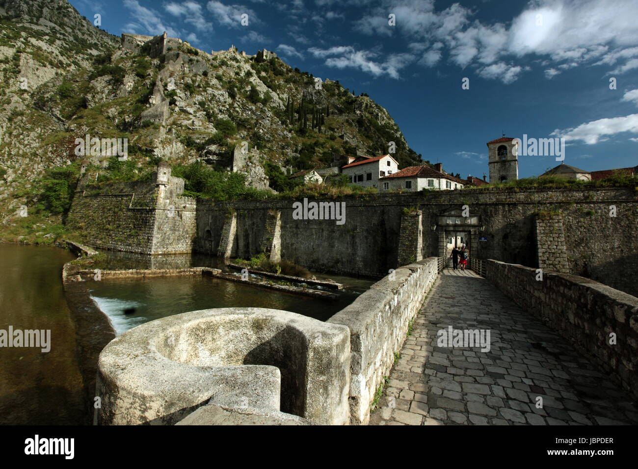 Die Stadtmauer der Altstadt der Stadt Kotor in der Kotorbucht der Mittelmeer Kueste in Montenegro Im Balkan in Osteuropa. Stockfoto