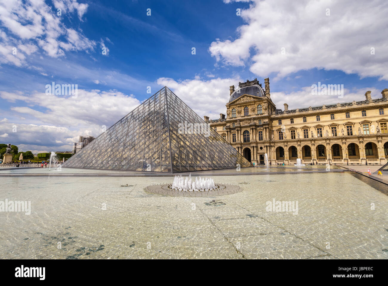 PARIS, Frankreich: 2. Mai 2017: sonniger Tag am Louvre Pyramide des Louvre Museum in Paris, Frankreich Stockfoto