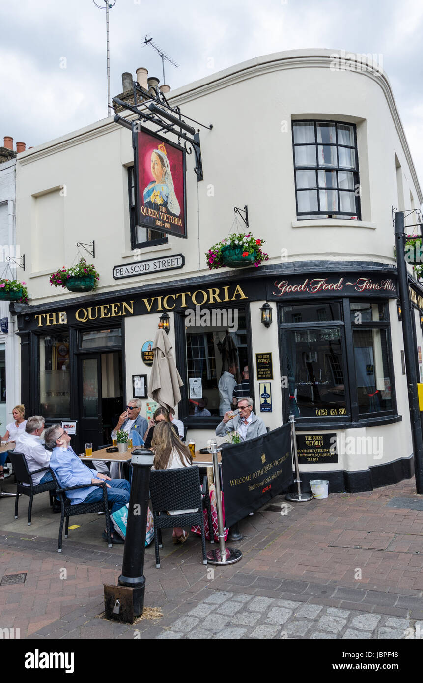 Die Queen Victoria Pub auf Peascod Street in Windsor, Berkshire, UK. Stockfoto