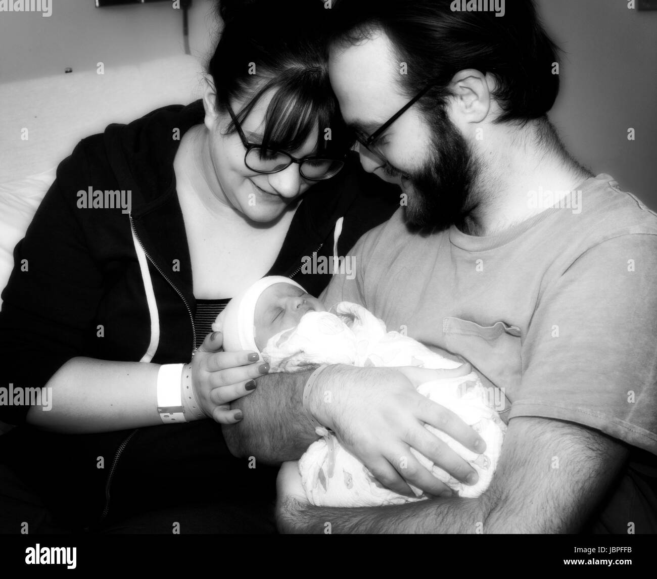 Neue Mutter & Vater halten ihre neugeborene Tochter im Krankenhaus Stockfoto