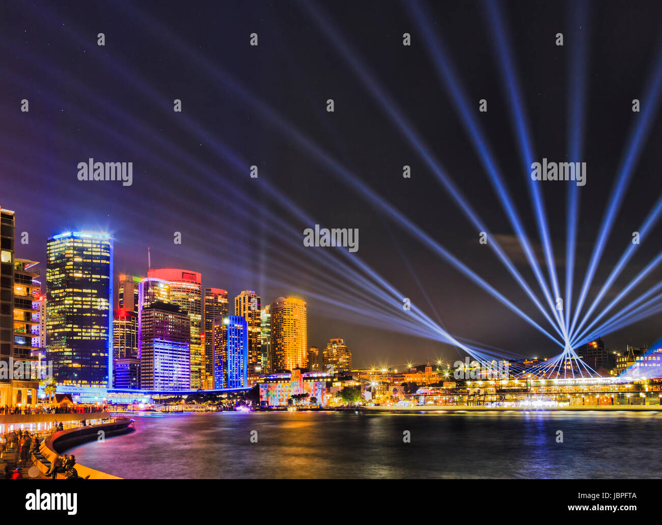 Helle blaue Laserstrahlen Stadt Nachthimmel von der City of Sydney bei Vivid Sydney Lichter zeigen. Beleuchteten Hochhaustürme und circular Quay archit Stockfoto