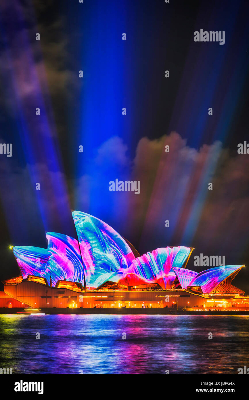 Sydney, Australien - 8. Juni 2017: weltweit berühmten Sydney Opera House während Vivid Sydney Unterhaltungsmusik und Ideen zeigen hell erleuchtet durch projizierte Imag Stockfoto