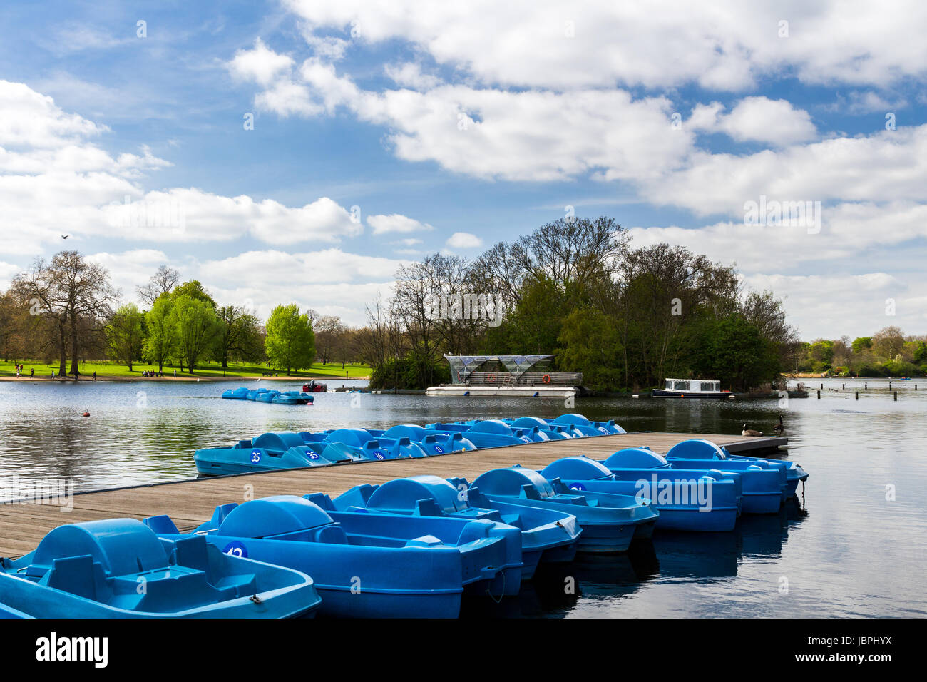 Tretboot auf dem See im Park am sonnigen Tag Stockfoto