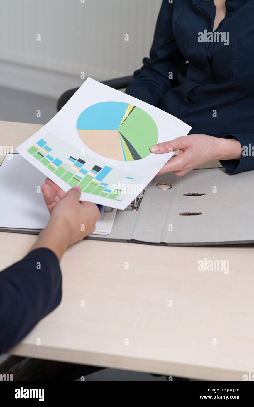 Zwei Frauen Sind in Einer Besprechung Und Dabei Übergibt sterben Eine Frau der Anderen Ein Linksklick. Stockfoto