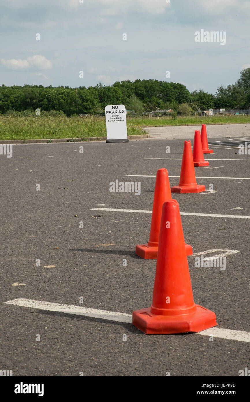 Behinderte Autofahrer Parkplätze blockiert durch Leitkegel Stockfoto