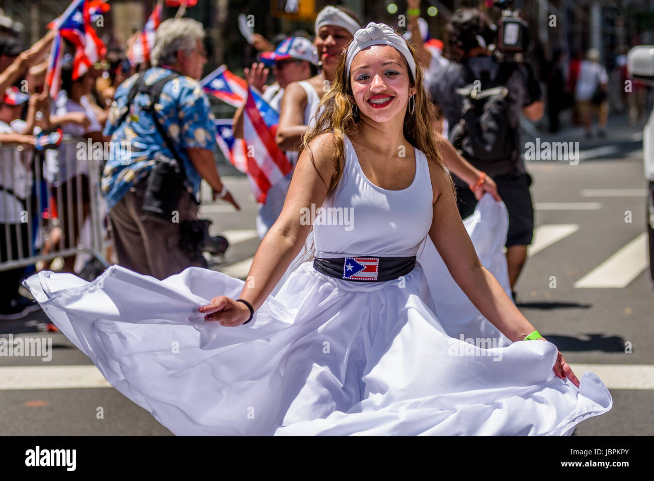 New York, Vereinigte Staaten von Amerika. 11. Juni 2017. Die nationalen Puerto Rican Day Parade (NPRDP) ist die größte Demonstration des kulturellen Stolzes in der Nation. Jetzt findet im 60. Jahr die Parade am 11. Juni 2017; von der 44th Street 79th Street entlang der Fifth Avenue in Manhattan, zu Ehren der 3,5 Millionen Bewohner von Puerto Rico und über 5 Millionen Menschen mit Wohnsitz in den Vereinigten Staaten. Bildnachweis: Erik McGregor/Pacific Press/Alamy Live-Nachrichten Stockfoto