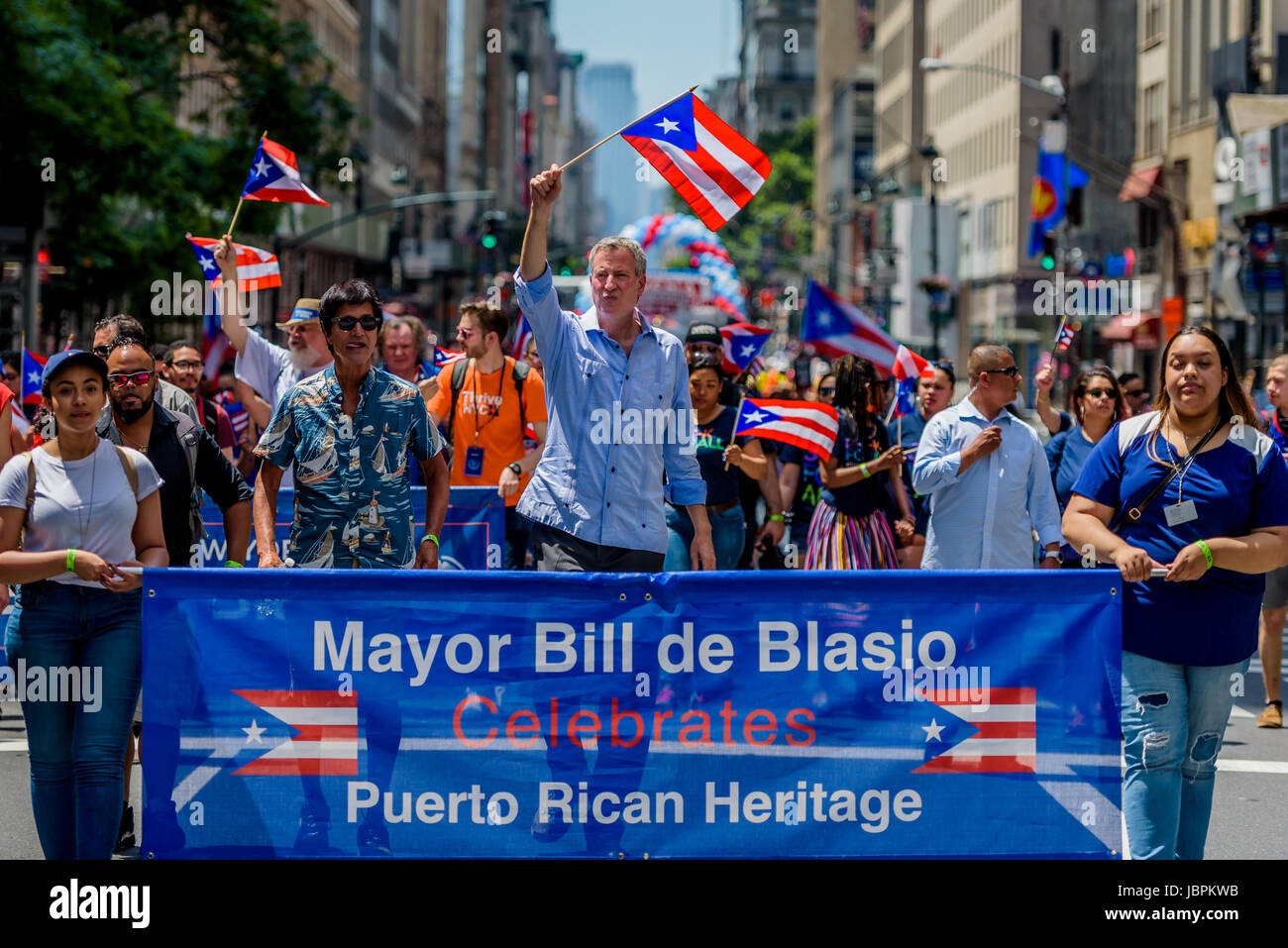 New York, Vereinigte Staaten von Amerika. 11. Juni 2017. New York City Bürgermeister Bill De Blasio - The National Puerto Rican Day Parade (NPRDP) ist die größte Demonstration des kulturellen Stolzes in der Nation. Jetzt findet im 60. Jahr die Parade am 11. Juni 2017; von der 44th Street 79th Street entlang der Fifth Avenue in Manhattan, zu Ehren der 3,5 Millionen Bewohner von Puerto Rico und über 5 Millionen Menschen mit Wohnsitz in den Vereinigten Staaten. Bildnachweis: Erik McGregor/Pacific Press/Alamy Live-Nachrichten Stockfoto