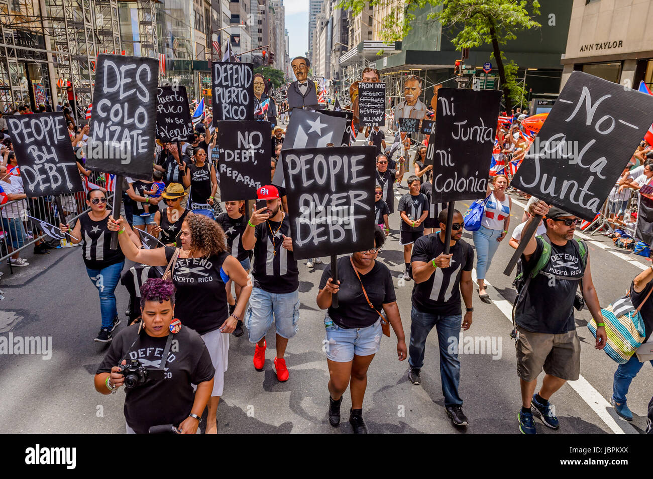 New York, Vereinigte Staaten von Amerika. 11. Juni 2017. Die nationalen Puerto Rican Day Parade (NPRDP) ist die größte Demonstration des kulturellen Stolzes in der Nation. Jetzt findet im 60. Jahr die Parade am 11. Juni 2017; von der 44th Street 79th Street entlang der Fifth Avenue in Manhattan, zu Ehren der 3,5 Millionen Bewohner von Puerto Rico und über 5 Millionen Menschen mit Wohnsitz in den Vereinigten Staaten. Bildnachweis: Erik McGregor/Pacific Press/Alamy Live-Nachrichten Stockfoto