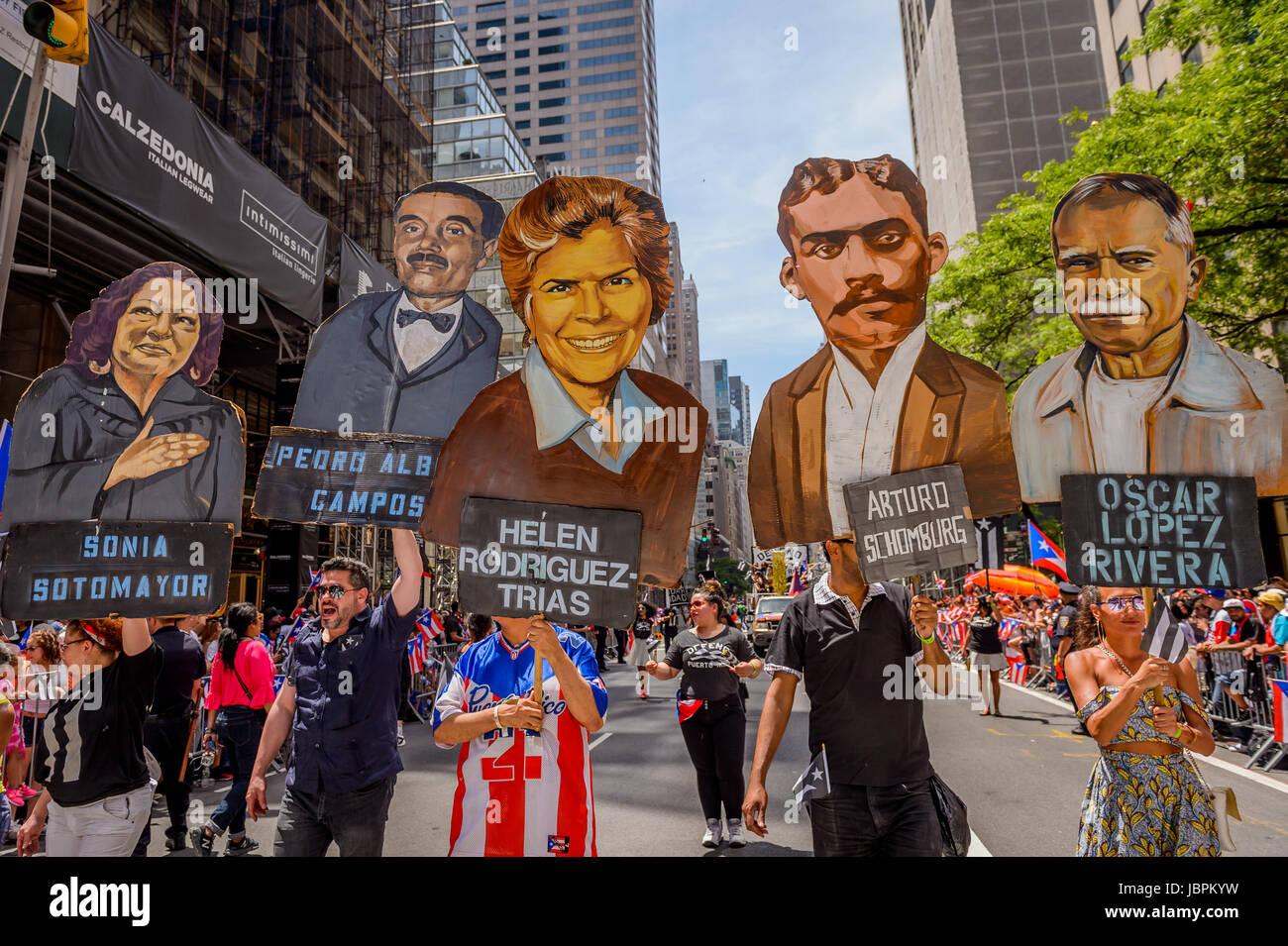 New York, Vereinigte Staaten von Amerika. 11. Juni 2017. Die nationalen Puerto Rican Day Parade (NPRDP) ist die größte Demonstration des kulturellen Stolzes in der Nation. Jetzt findet im 60. Jahr die Parade am 11. Juni 2017; von der 44th Street 79th Street entlang der Fifth Avenue in Manhattan, zu Ehren der 3,5 Millionen Bewohner von Puerto Rico und über 5 Millionen Menschen mit Wohnsitz in den Vereinigten Staaten. Bildnachweis: Erik McGregor/Pacific Press/Alamy Live-Nachrichten Stockfoto