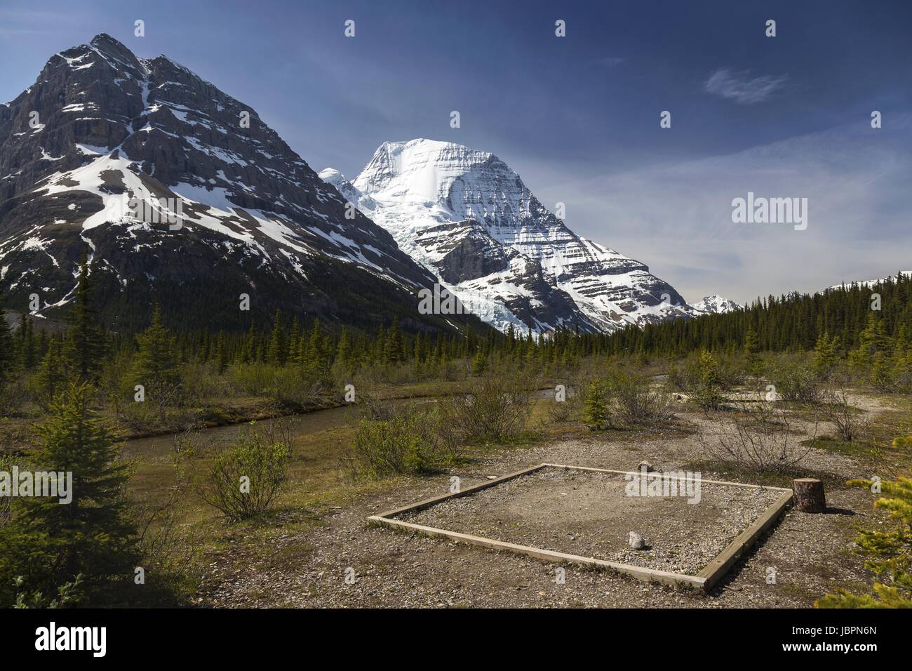 Zeltplatz und alpine Wiesenlandschaft mit entferntem verschneiten Mount Robson am Horizont. Remote Wilderness Camping British Columbia, Kanadische Rockies Stockfoto