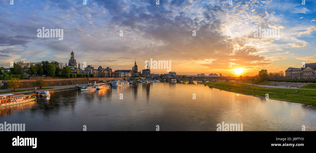 Dresden City Skyline Panorama an Elbe und Augustus-Brücke bei Sonnenuntergang, Dresden, Deutschland Stockfoto