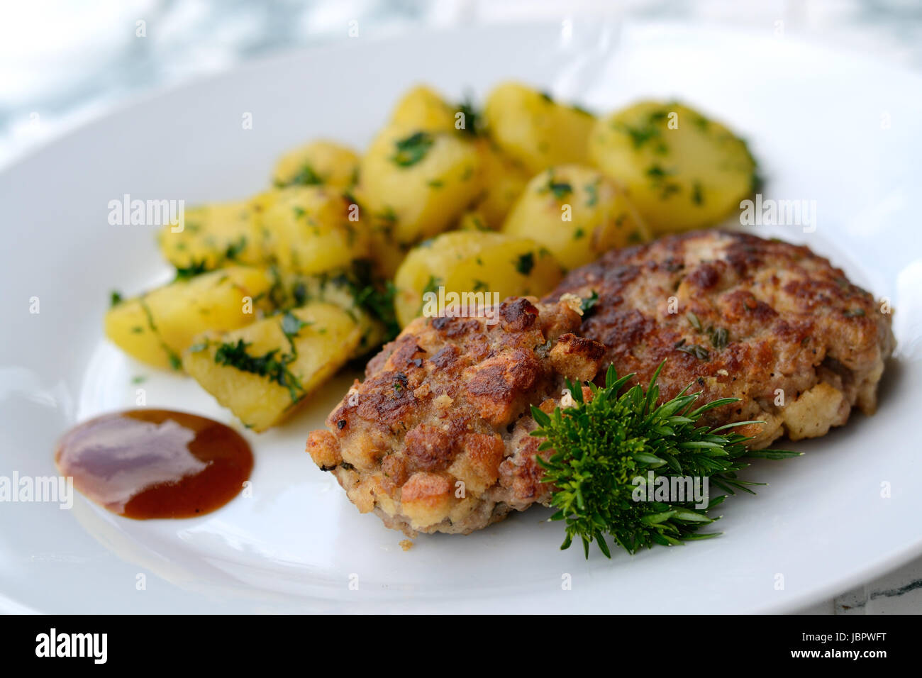 Fleischklopse Mit Petersilienkartoffeln Und Ketchup Stockfotografie - Alamy