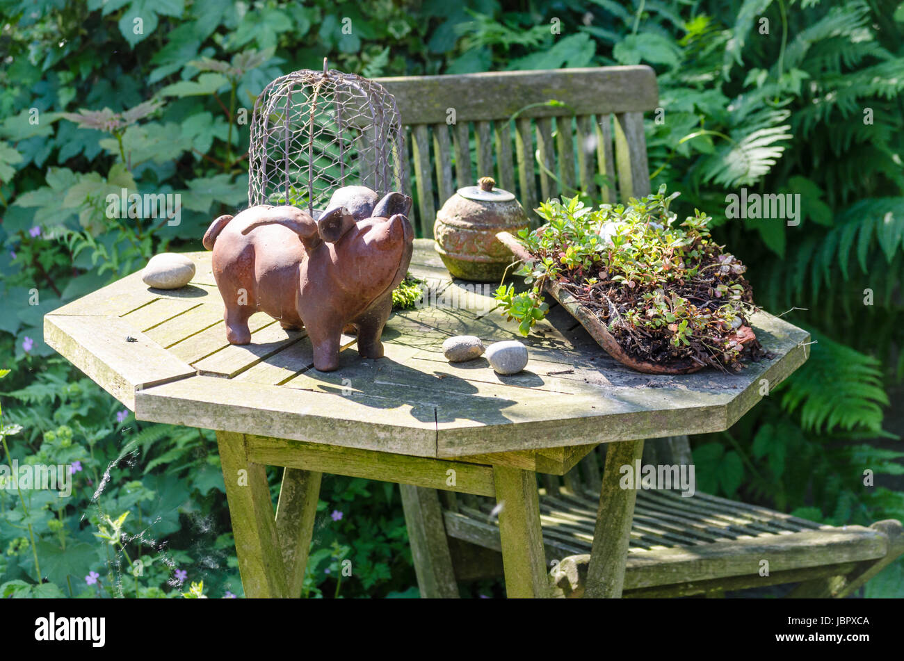 Kleiner Garten Idylle verändern Gartentisch Mit diversen Hörvermögen. Stockfoto