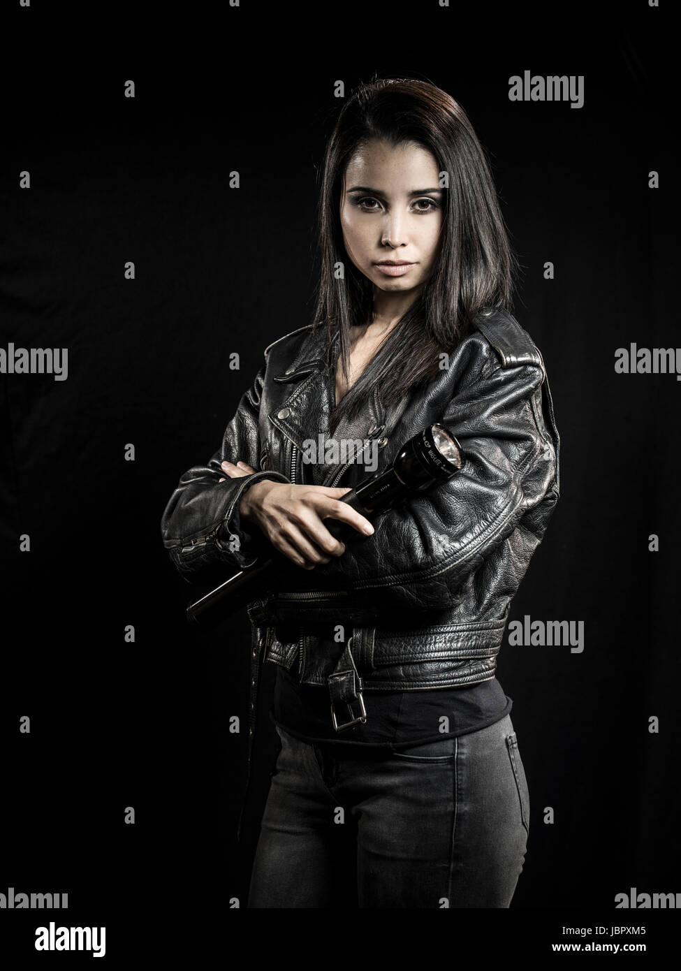 Junge weibliche Privatdetektiv mit Taschenlampe Stockfoto