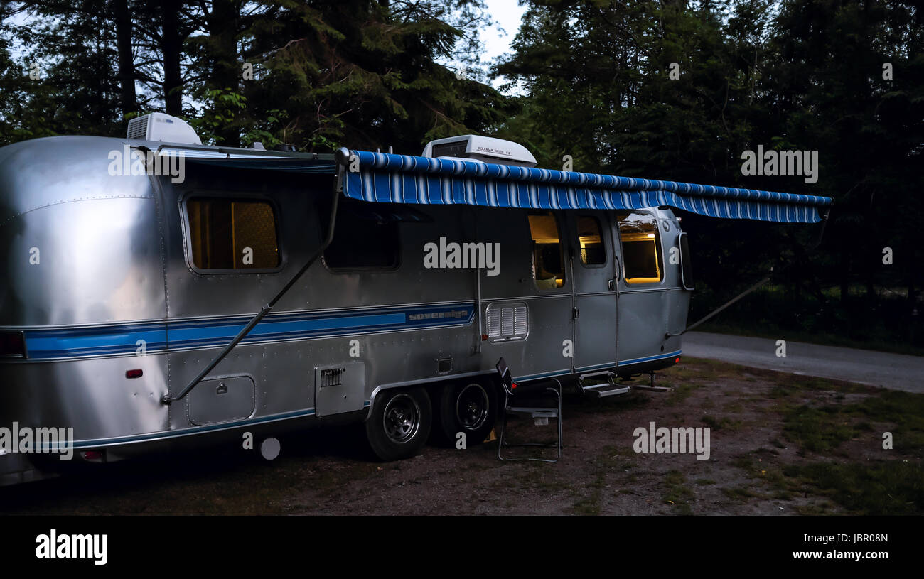 Die legendäre amerikanische gemacht Airstream Wohnwagen auf einem Campingplatz in Südwest-Ontario Kanada sitzt. Airstream wurde in den späten 1920er Jahren gegründet. Stockfoto