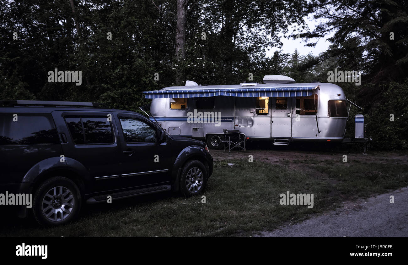 Die legendäre amerikanische gemacht Airstream Wohnwagen auf einem Campingplatz in Südwest-Ontario Kanada sitzt. Airstream wurde in den späten 1920er Jahren gegründet. Stockfoto