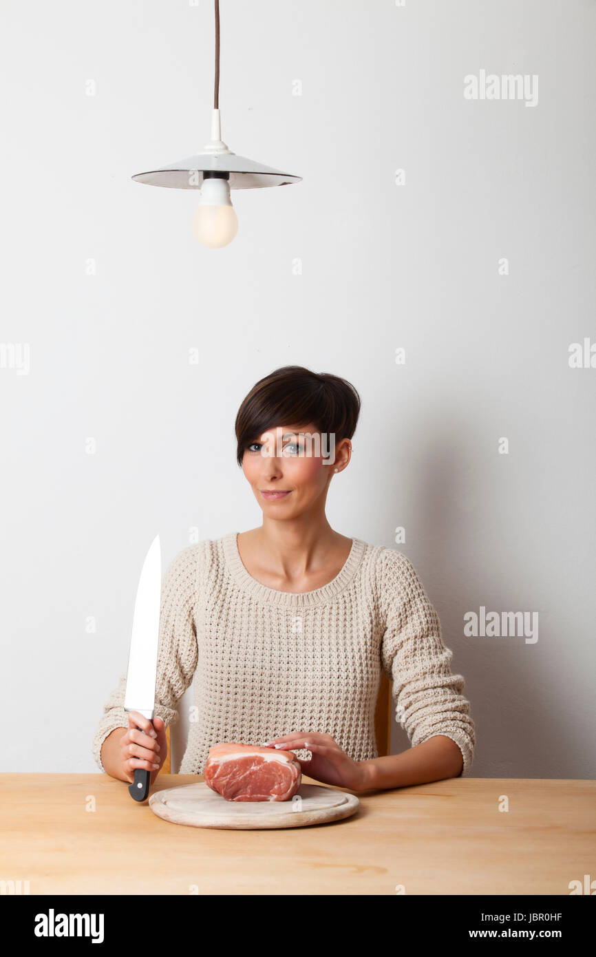 Frau Und Ein Messer Stockfoto