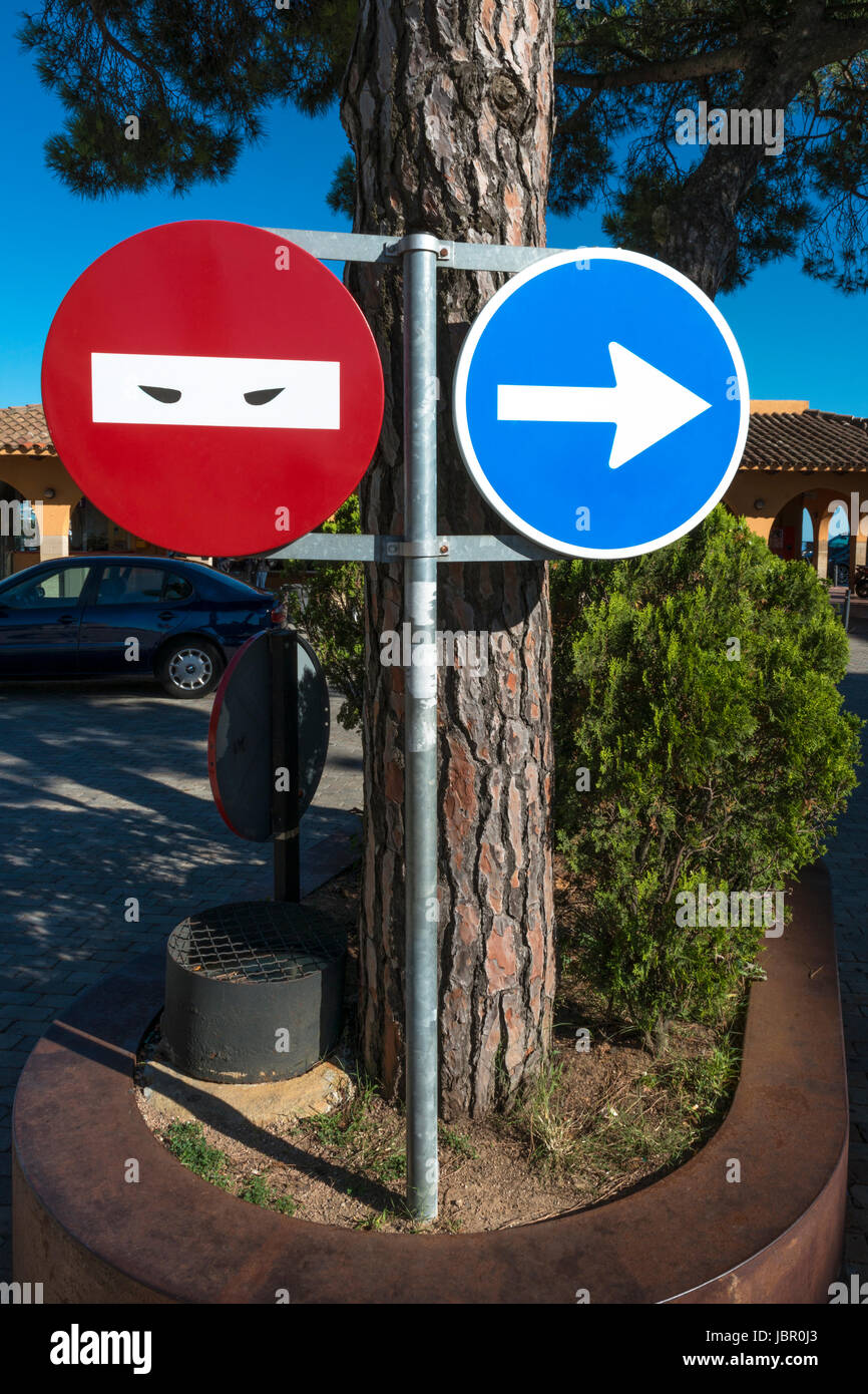 Europäische Verkehrszeichen sind oft mit einigen lustigen Symbol verziert. Stockfoto