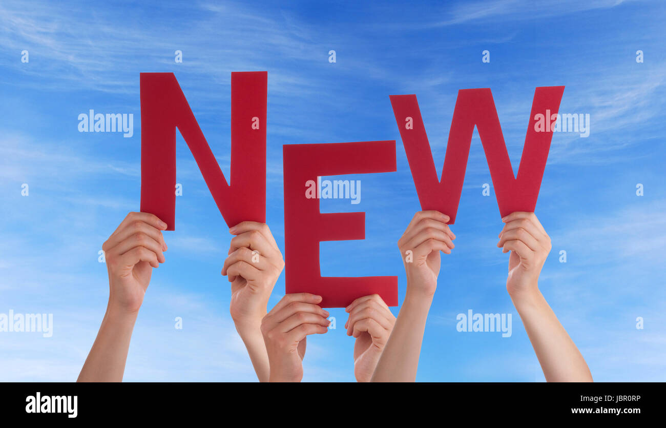 Viele Hände halten das rote Wort neu in den Himmel Stockfoto