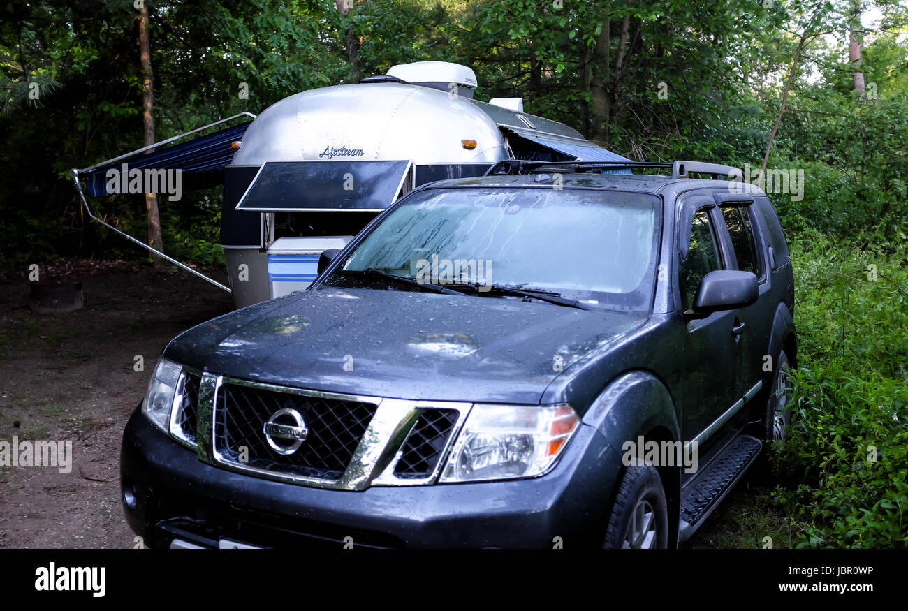 Die legendäre amerikanische gemacht Airstream Wohnwagen auf einem Campingplatz in Südwest-Ontario Kanada sitzt. Airstream wurde in den späten 1920er Jahren gegründet. Stockfoto