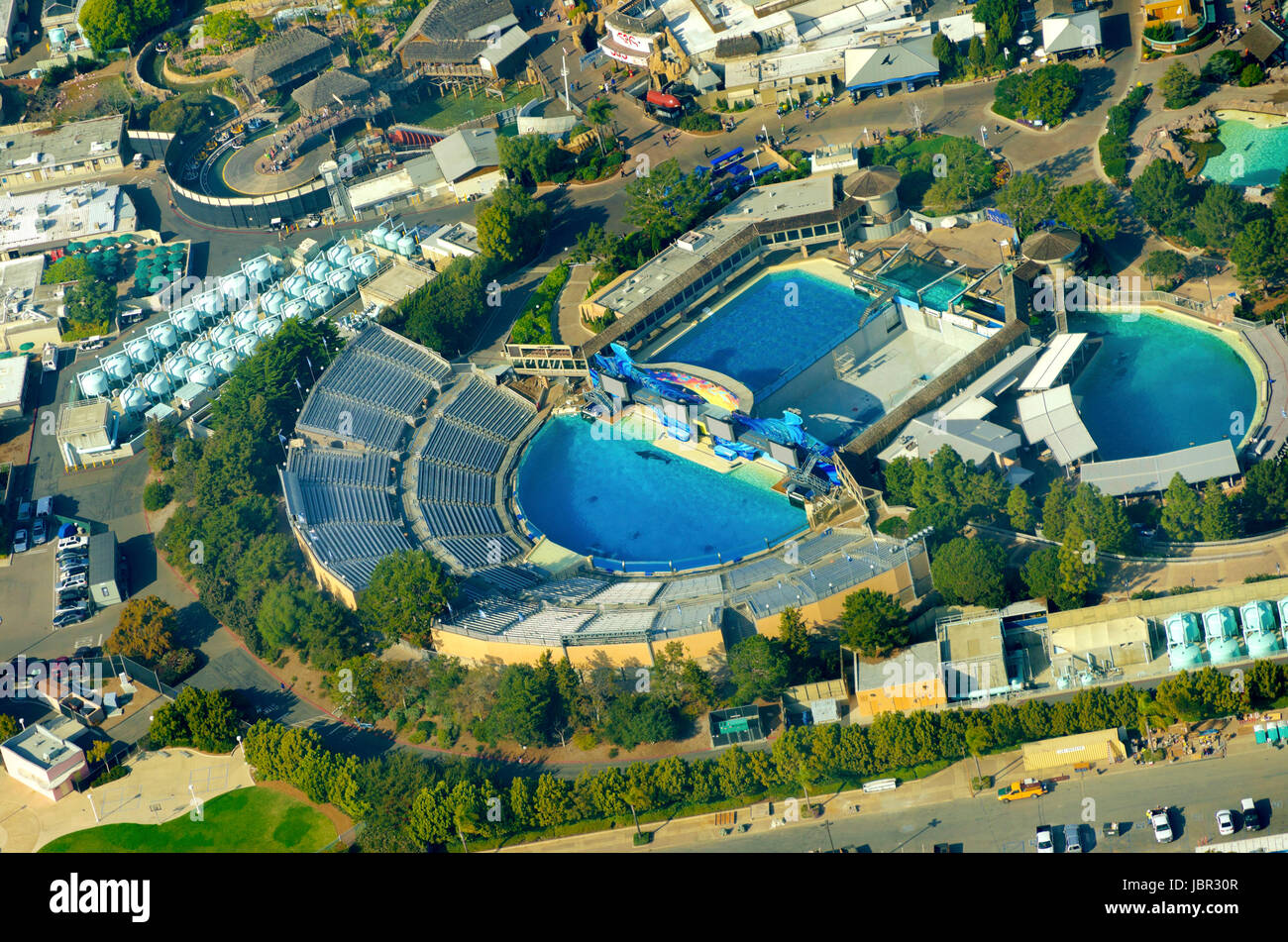 Luftaufnahme von SeaWorld, ein Themenpark Unterwasserwelt in der Bucht von San Diego im südlichen Kalifornien, Vereinigte Staaten von Amerika. Ein Blick auf das Killerwal Shamu Stadion und die Show Pools um. Stockfoto