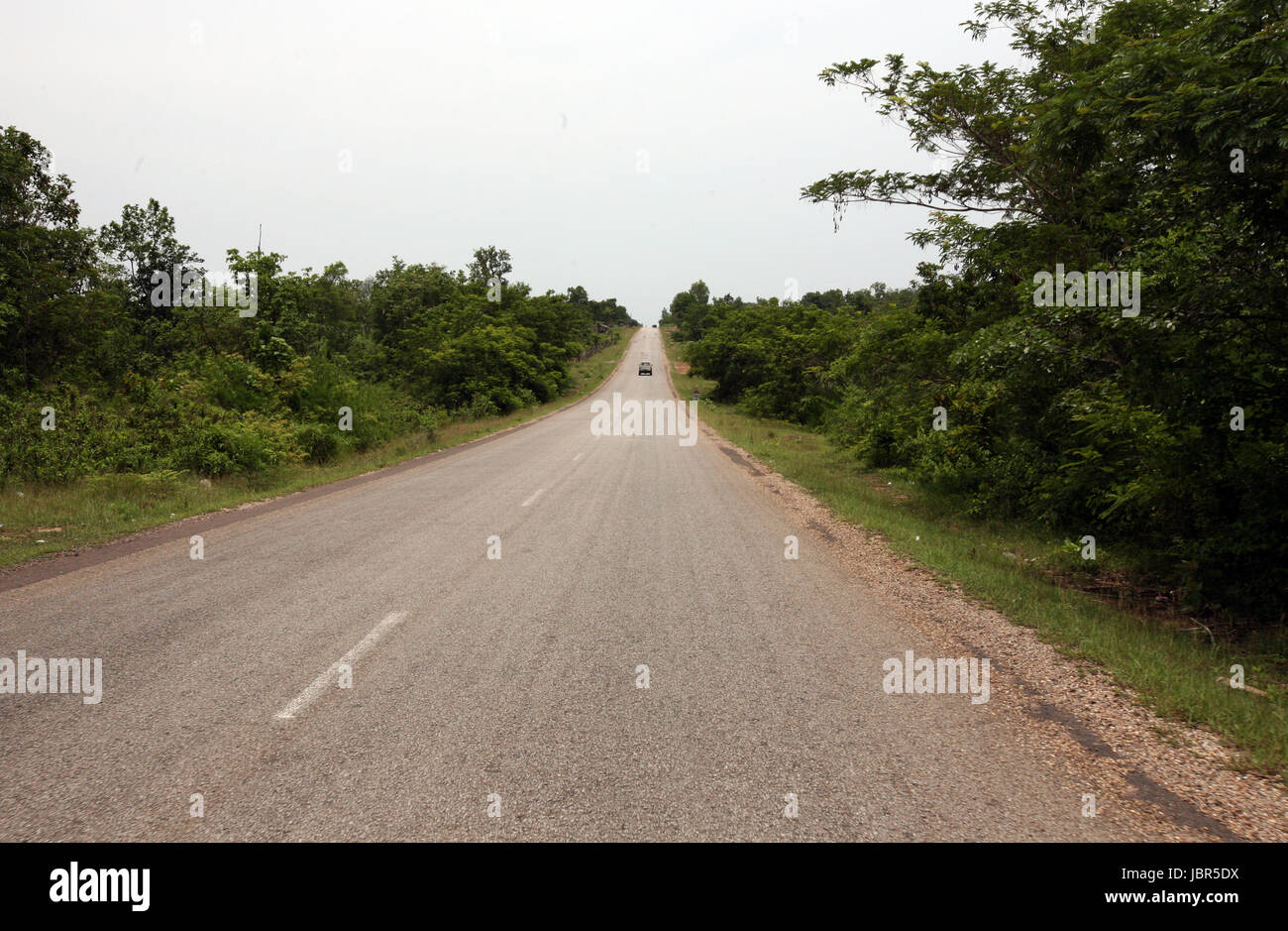 Sterben Sie Ueberlandstrasse 13 Zwischen der Stadt Thakhek Und Dem Savannakhet in Laos ein der Grenze Zu Thailand in Suedostasien Zentral. Stockfoto