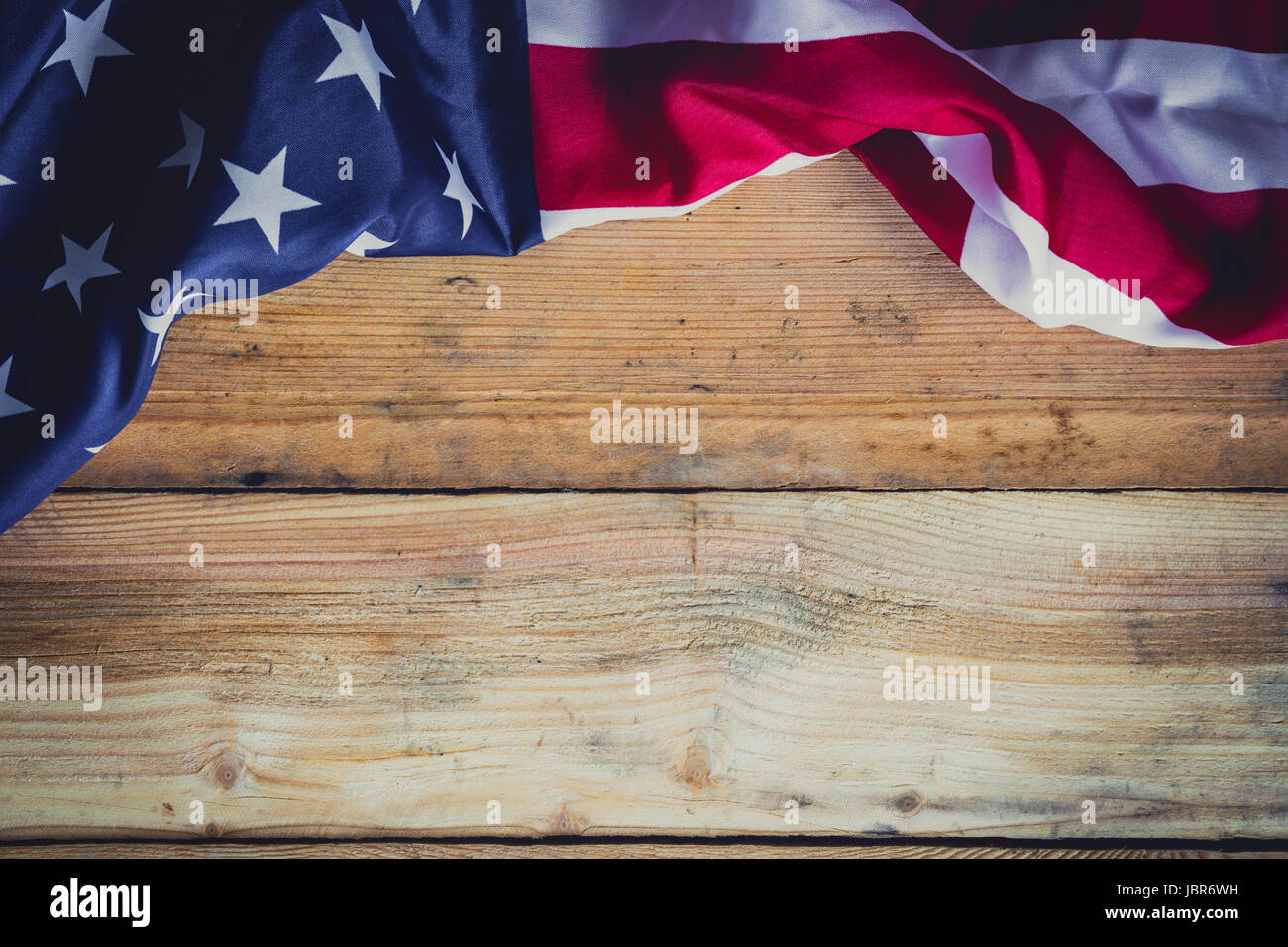 Amerikanische Flagge auf hölzernen Hintergrund mit Textfreiraum. Stockfoto