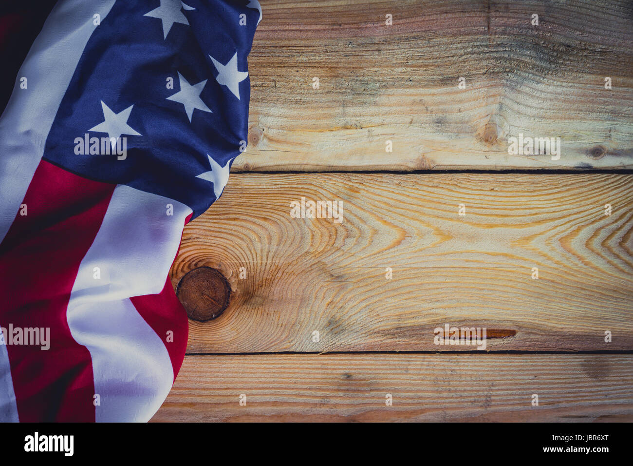 Amerikanische Flagge auf hölzernen Hintergrund mit Textfreiraum. Stockfoto