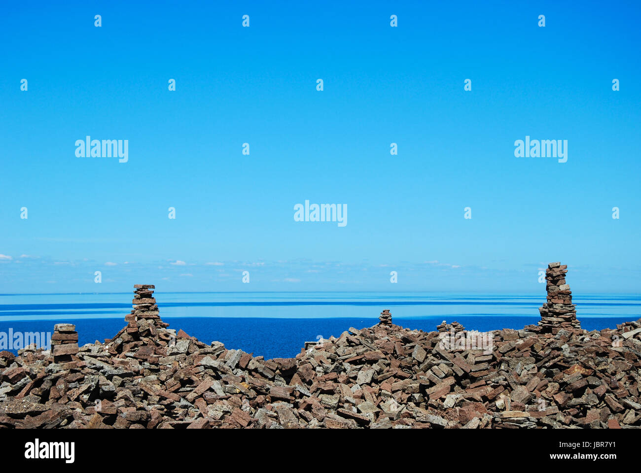 Gruppe von Steinhaufen bei strahlend blauem Himmel an der Küste der schwedischen Insel Öland Stockfoto