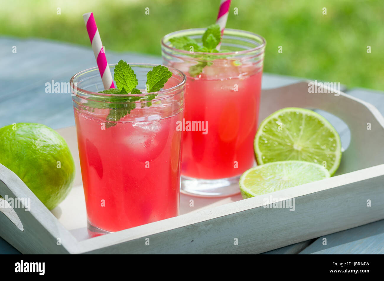 Zwei Gläser Mit Eisgekühlter Limonade Stockfoto