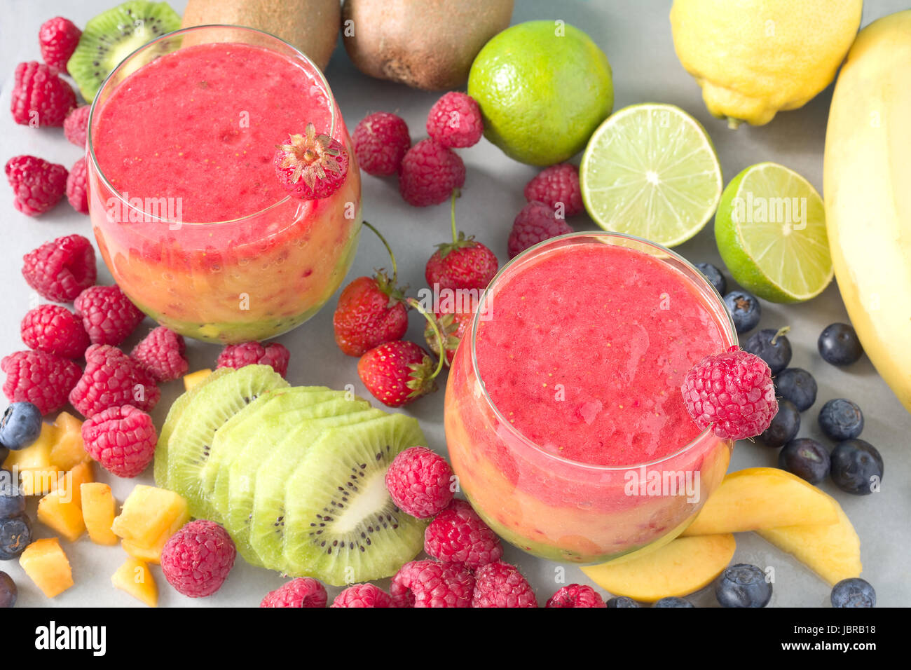 Gemischtes Frucht-Smoothie mit Himbeeren, Kiwi und Erdbeeren Stockfoto