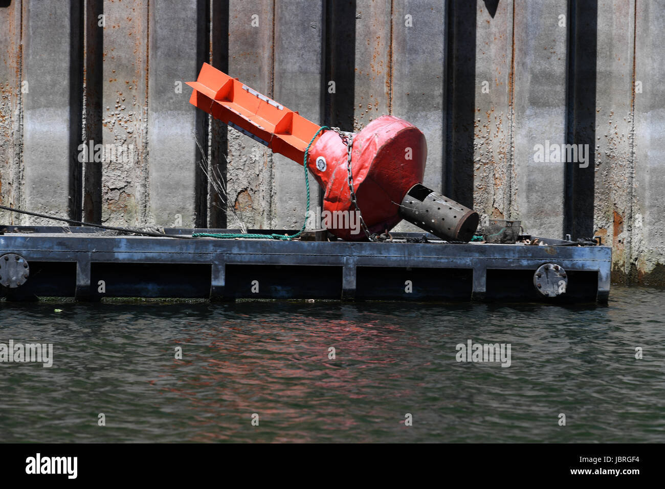 Eine Navigation Marke ersichtlich an der Hafen Duisburg, Deutschland, 27. Mai 2017. Mit mehr als 22 Hafenbecken und 180 ha Wasserfläche der Duisburger ist Hafen einer der größten Binnenhäfen der Welt.    -KEIN Draht-SERVICE - Foto: Ralf Hirschberger/Dpa-Zentralbild/dpa Stockfoto