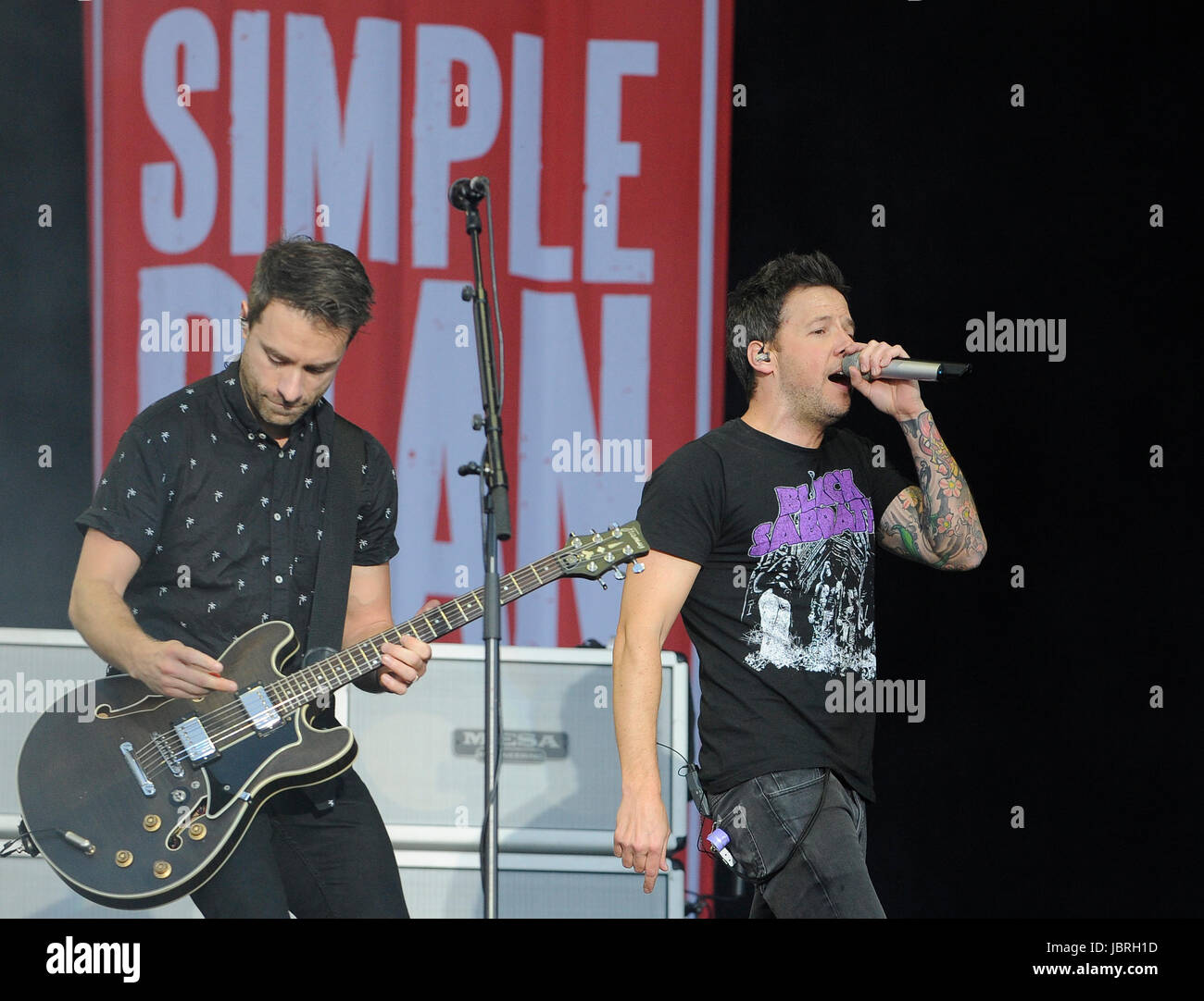 Prag, Tschechische Republik. 11. Juni 2017. PIERRE BOUVIER und SEBASTIEN LEFEBVRE (links) von Simple Plan Pop - Punk-Band führen innerhalb Aerodrome Festival in Prag, Tschechische Republik, 11. Juni 2017. Bildnachweis: Ondrej Demel/CTK Foto/Alamy Live-Nachrichten Stockfoto