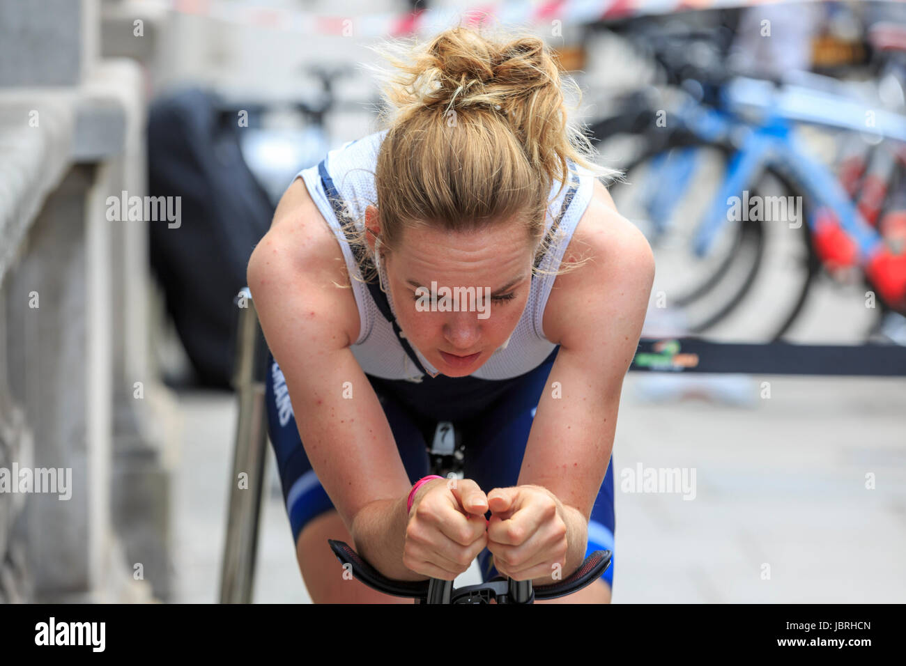 London Uk 11 Juni 2017 Die Letzte Stufe Der Ovo Energie Frauen Tour Vorgestellten 10 Runden Auf Einem 6 2 Km Zentrale London Rennstrecke Niederlander Anna Van Der Breggen Boels Dolmans Erwarmt Sich