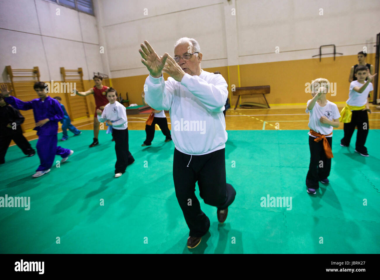 (170612)--LAVAGNA, 12. Juni 2017 (Xinhua)--Luca Ghinolfi (C) Praktiken Taiji mit seinen Schülern am "Zentrum für das Studium der orientalischen Kulturen" Gymnasium in Lavagna, Italien, 8. Mai 2017.  Ghinolfi, ein pensionierter Bankdirektor im Alter von 75 Jahren nun schon immer leidenschaftlich Sport.  Nachdem ich eine Präsentation der chinesischen Kampfkünste in Genua und treffen Yang Li, Gastwissenschaftler aus Beijing Sports University im Jahr 1984, er war fasziniert von chinesische kriegerische Künste und hatte es seit Jahrzehnten praktizieren gehalten.  Nach Ghinolfi er in der Regel früh um 05:30 in der früh aufsteht, dann beginnt seine Stockfoto