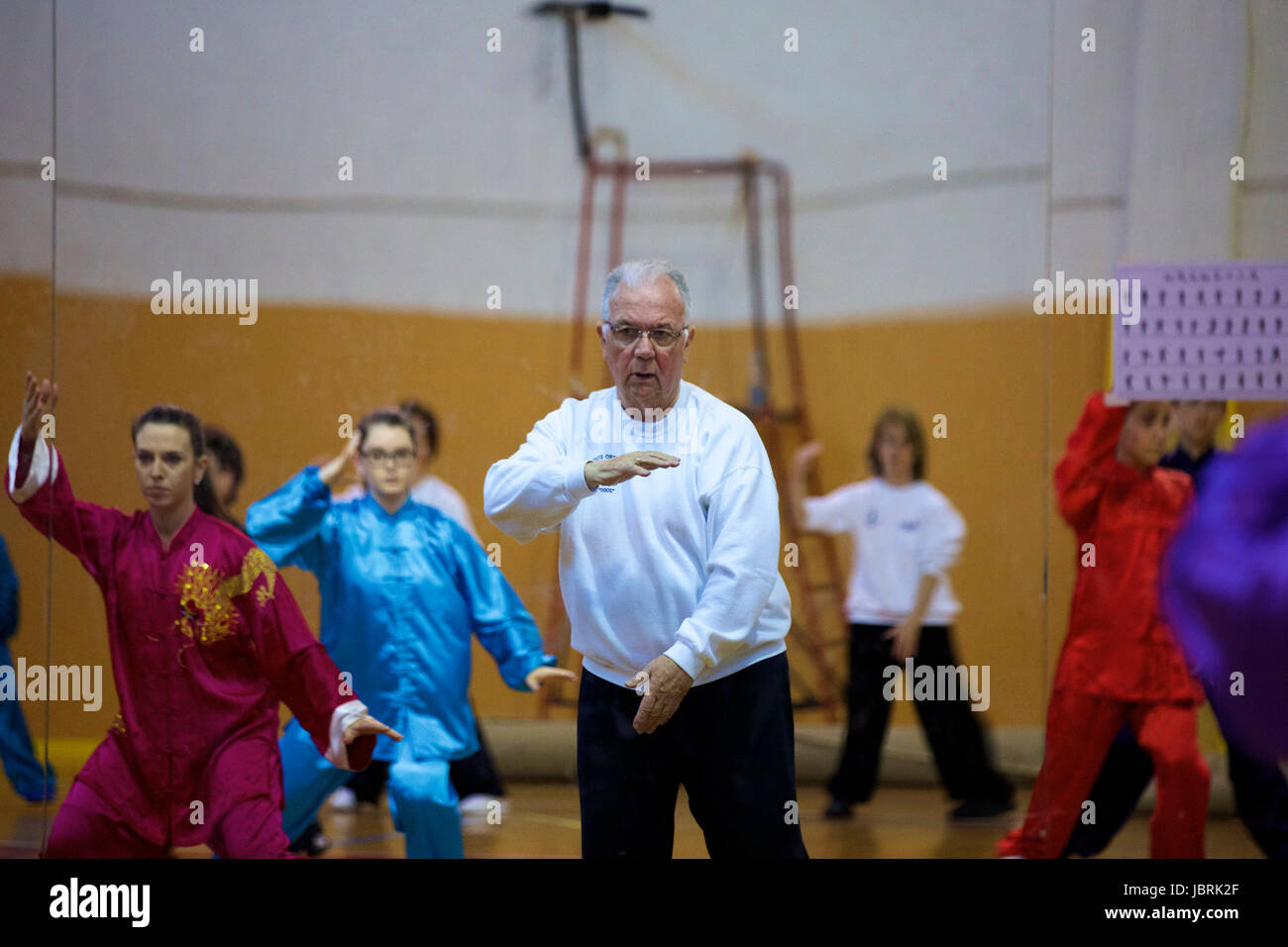 (170612)--LAVAGNA, 12. Juni 2017 (Xinhua)--Luca Ghinolfi (C) gibt eine Lektion an seine Schüler am "Zentrum für das Studium der orientalischen Kulturen" Gymnasium in Lavagna, Italien, 8. Mai 2017.  Ghinolfi, ein pensionierter Bankdirektor im Alter von 75 Jahren nun schon immer leidenschaftlich Sport.  Nachdem ich eine Präsentation der chinesischen Kampfkünste in Genua und treffen Yang Li, Gastwissenschaftler aus Beijing Sports University im Jahr 1984, er war fasziniert von chinesische kriegerische Künste und hatte es seit Jahrzehnten praktizieren gehalten.  Nach Ghinolfi er in der Regel früh um 05:30 in der früh aufsteht, dann beginnt seine dai Stockfoto