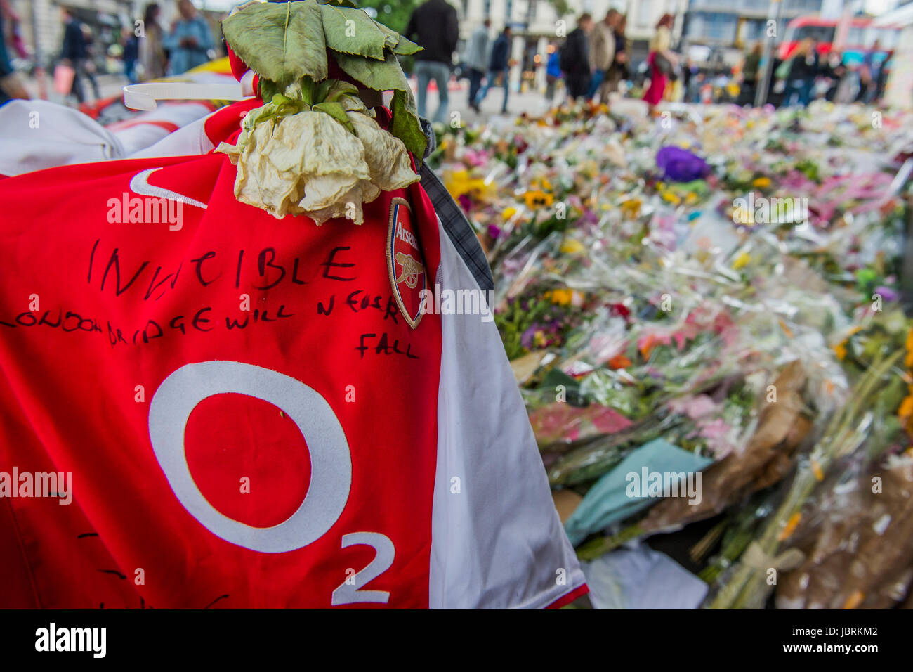 London, UK. 12. Juni 2017. Blumen und Nachrichten der Erinnerung sind ständig auf der London Bridge-Website des Angriffs letzte Woche hinzugefügt. London, 12. Juni 2017 Credit: Guy Bell/Alamy Live-Nachrichten Stockfoto