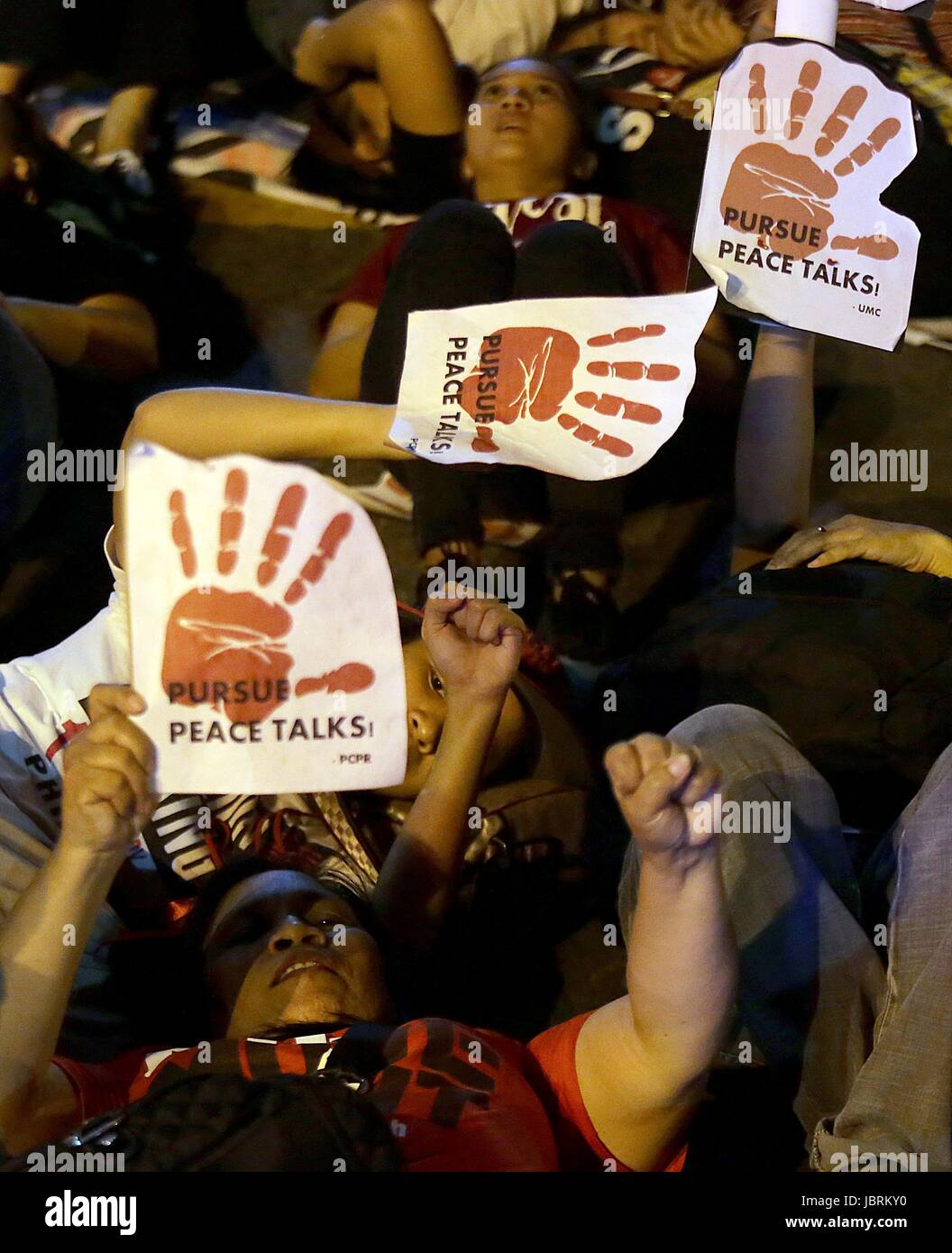 Manila, Philippinen. 12. Juni 2017. Aktivisten halten Plakate während einer Protestkundgebung in Manila, Philippinen, 12. Juni 2017. Die Demonstranten forderten das Ende des Terrorismus im Land und die Aufhebung der Präsident Rodrigo Duterte Verhängung des Kriegsrechts in Mindanao. Bildnachweis: ROUELLE UMALI/Xinhua/Alamy Live-Nachrichten Stockfoto