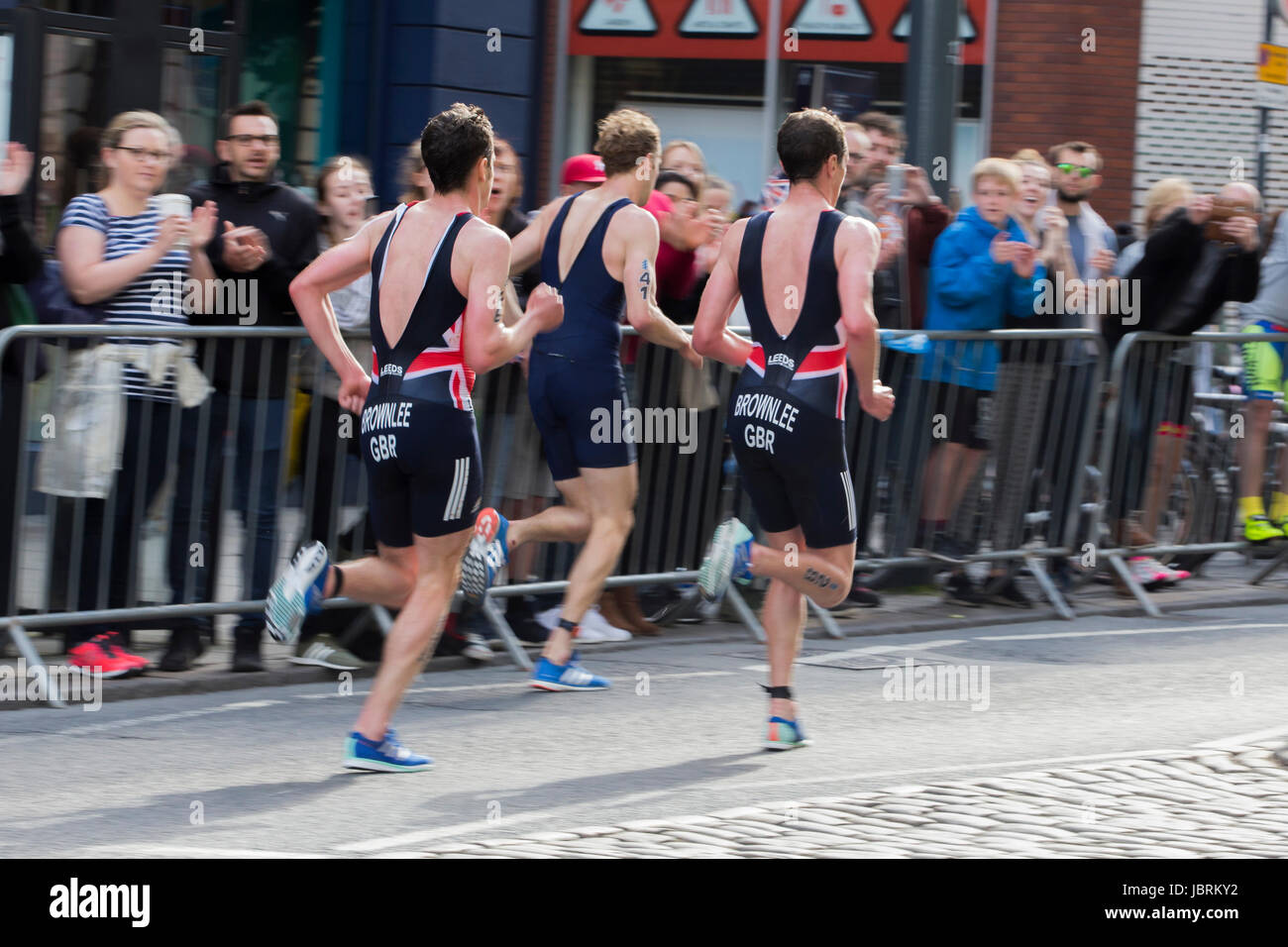 Leeds, UK. 11. Juni 2017. Alistair (vorne) und Jonathan (hinten) Brownlee sprintet nach oben auf die Headrow während der WTS-Leeds-Triathlon am 11. Juni 2017. Bildnachweis: James Copeland/Alamy Live-Nachrichten Stockfoto