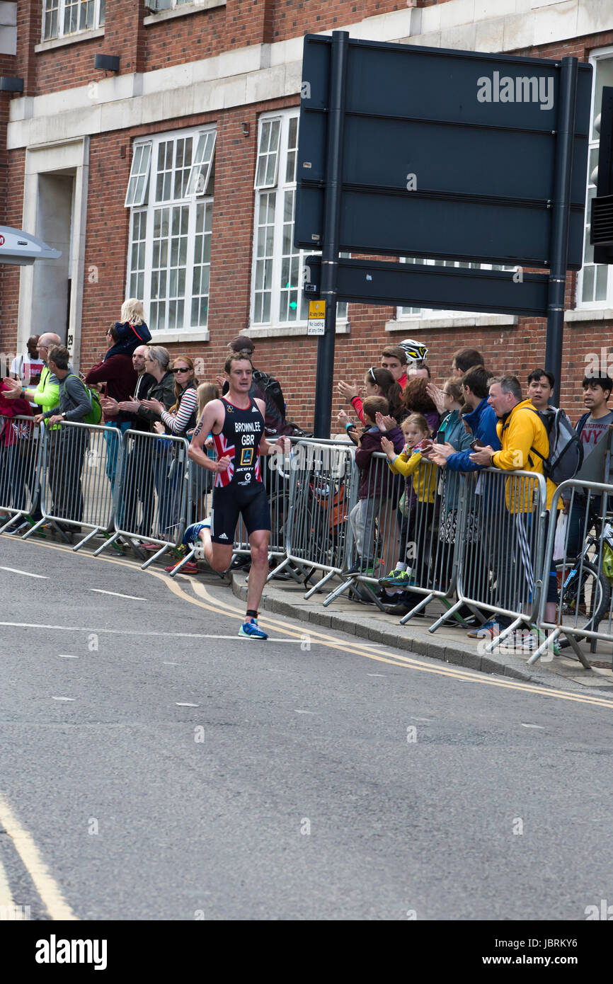 Leeds, UK. 11. Juni 2017. Jonathan Brownlee nähert sich die 180-Grad-Wende an der Unterseite des Eastgate während der letzten Secion die WTS Triathlon in Leeds. Bildnachweis: James Copeland/Alamy Live-Nachrichten Stockfoto