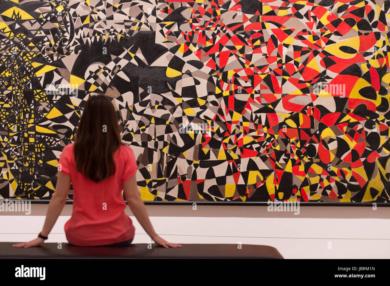 Tate Modern, London, UK. 12. Juni 2017. Großbritanniens erste Retrospektive des Fahrelnissa Zeid (1901-1991). Prinzessin Fahrelnissa Zeid war eine wegweisende Künstler am besten bekannt für ihre bunten großformatigen Leinwände - teils über 5m breit - verschmelzen europäische Ansätze zur abstrakten Kunst mit byzantinischen, islamischen und persischen Einflüssen. Die Ausstellung in der Tate Modern läuft vom 13. Juni - 8. Oktober 2017. Bildnachweis: Malcolm Park Leitartikel/Alamy Live-Nachrichten. Stockfoto