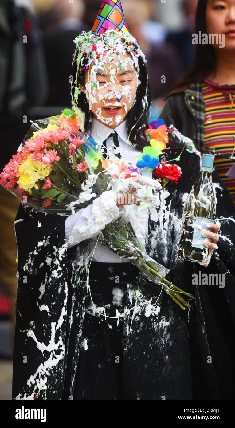 Oxford, UK. 12. Juni 2017. Oxford University Studenten-"Wegwerfen" feiern als ihre Prüfungen sind vorbei. Bild Richard Höhle Fotografie 12.06.17 Credit: Richard Höhle/Alamy Live-Nachrichten Stockfoto