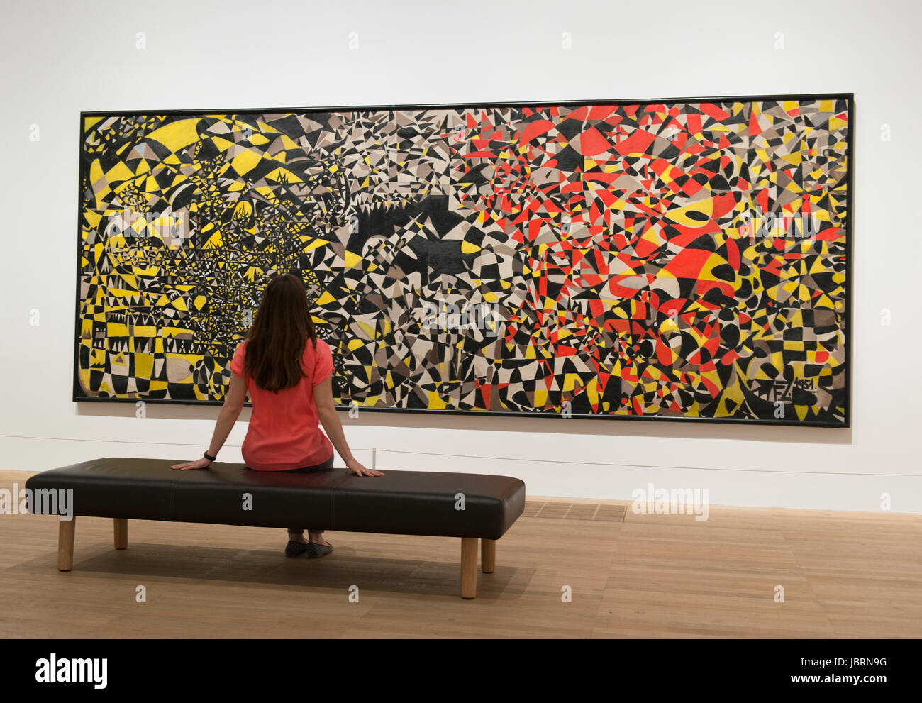 Tate Modern, London, UK. 12. Juni 2017. Großbritanniens erste Retrospektive des Fahrelnissa Zeid (1901-1991). Prinzessin Fahrelnissa Zeid war eine wegweisende Künstler am besten bekannt für ihre bunten großformatigen Leinwände - teils über 5m breit - verschmelzen europäische Ansätze zur abstrakten Kunst mit byzantinischen, islamischen und persischen Einflüssen. Die Ausstellung in der Tate Modern läuft vom 13. Juni - 8. Oktober 2017. Bildnachweis: Malcolm Park Leitartikel/Alamy Live-Nachrichten. Stockfoto