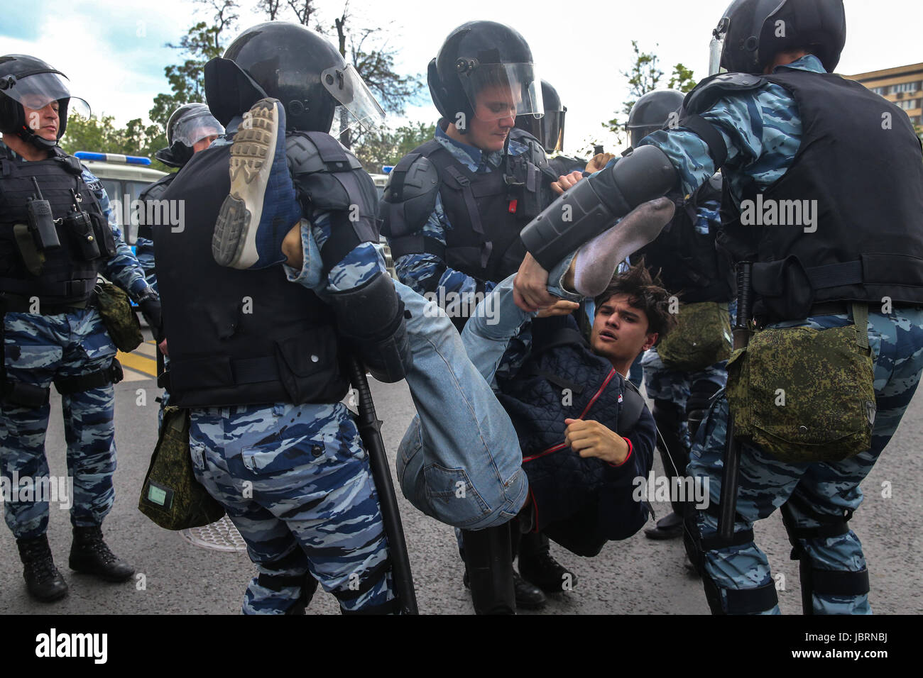 Moskau, Russland. 12. Juni 2017. Polizisten verhaften einen Teilnehmer an einer russischen oppositionellen Aktivisten Alexei Navalny nicht autorisierte Anti-Korruptions-Rallye auf Twerskaja-Straße. Bildnachweis: Victor Vytolskiy/Alamy Live-Nachrichten Stockfoto