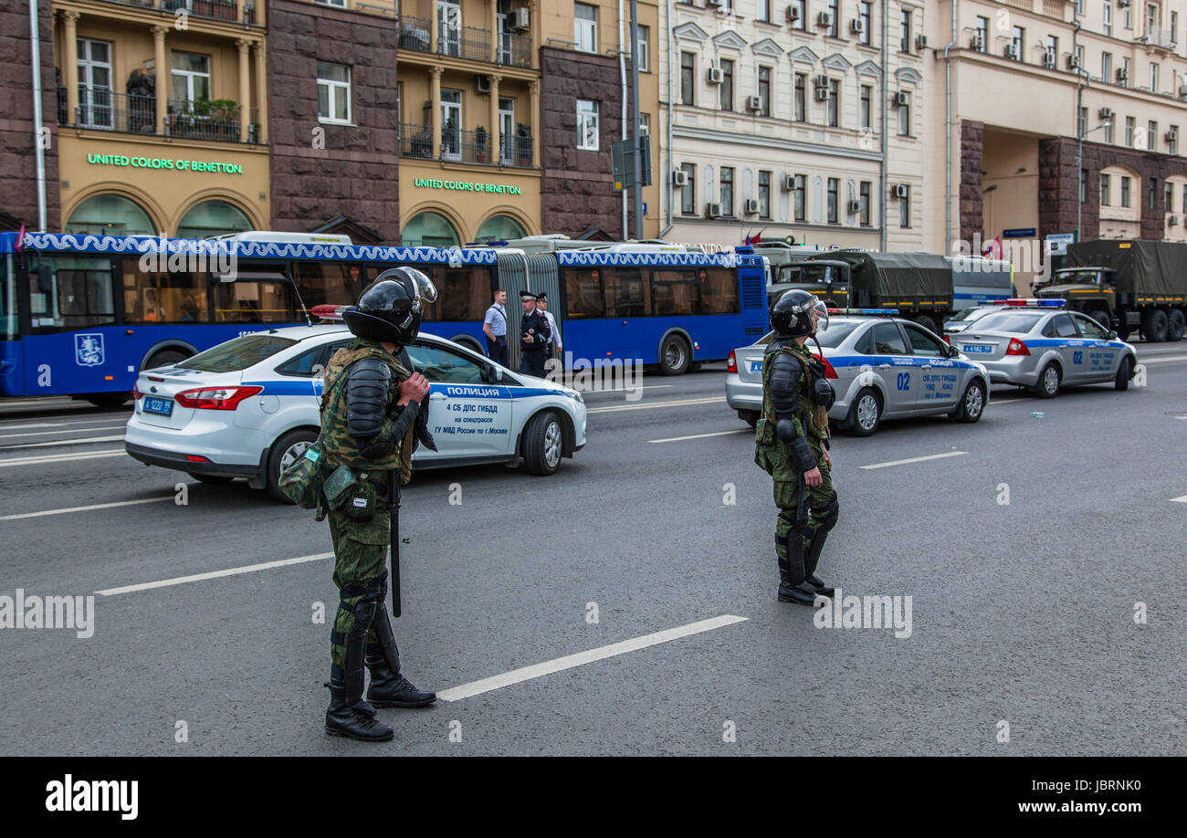 Moskau, Russland. 12. Juni 2017. Twerskaja-Straße Protest organisiert von Alexei Navalny gegen Korruption in der Regierung. Schwer gepanzerte Polizeikräfte halten und verbieten jede Aktion des Menschen. Bildnachweis: Perov Stanislav/Alamy Live-Nachrichten Stockfoto