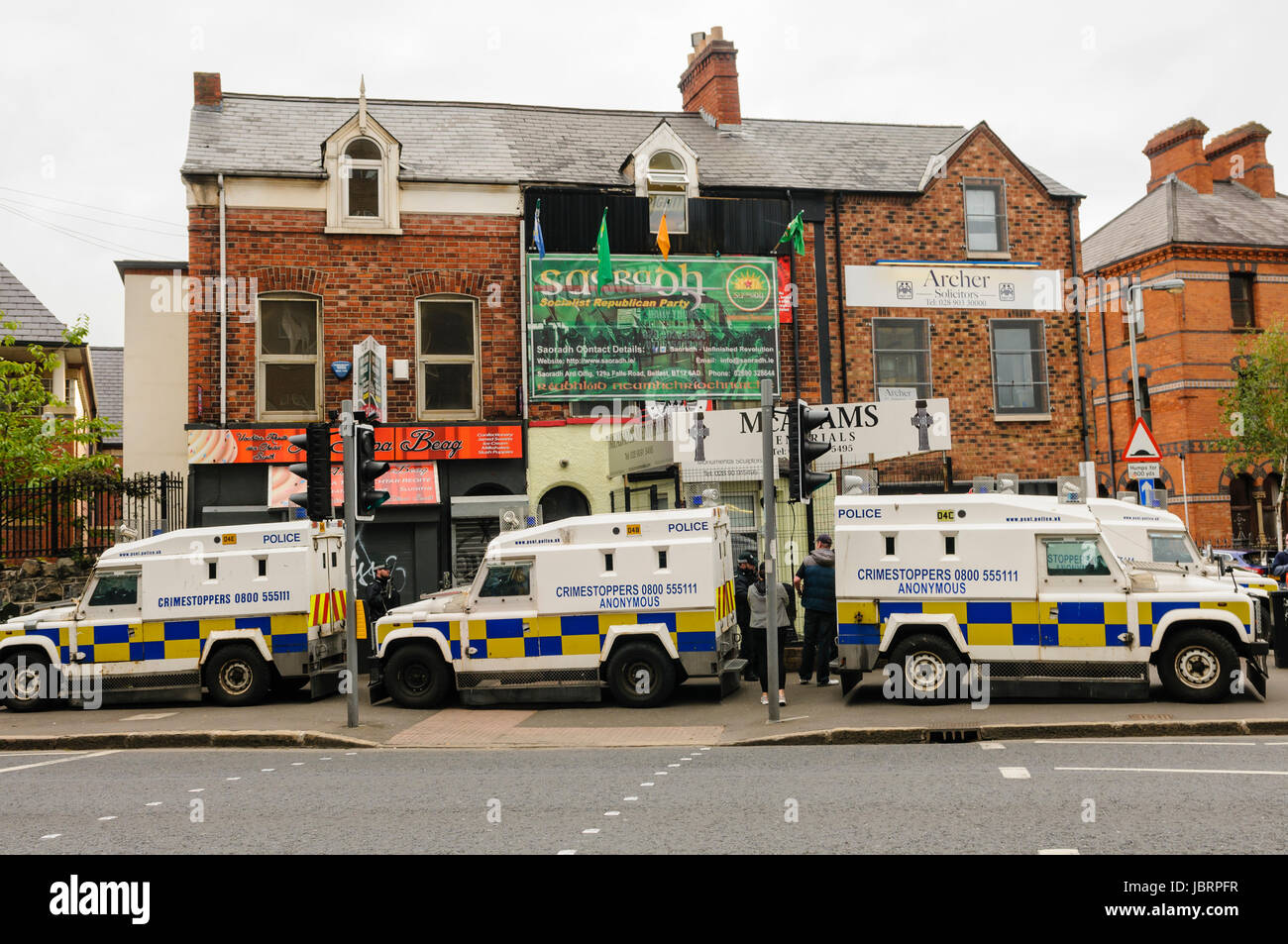Belfast, Nordirland. 12. Juni 2017 - überfielen Acting auf Intelligenz erhalten, die PSNI Büros von IRPWA, Saoradh und andere irische republikanische Gruppen verwendet.  Nichts wurde entdeckt oder weggenommen, aber erhebliche Schäden dadurch zu Boden und Ausrüstung verursacht worden war. Stockfoto