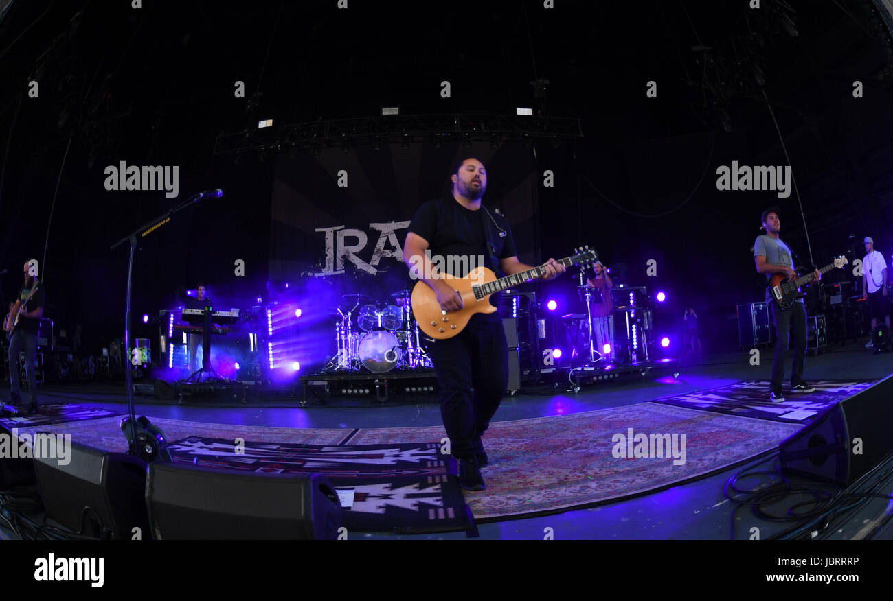 Portsmouth, VIRGINIA, USA. 11. Juni 2017. IRATION verbindet Dub, Rock und Reggae für die Leute von der PORTSMOUTH-Pavillon in PORTSMOUTH, VIRGINIA am 11. Juni 2017. © Jeff Moore 2017 Credit: Jeff Moore/ZUMA Draht/Alamy Live-Nachrichten Stockfoto