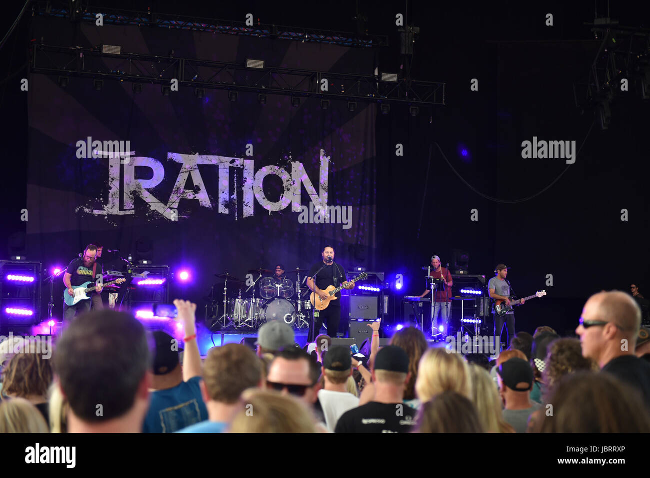 Portsmouth, VIRGINIA, USA. 11. Juni 2017. IRATION verbindet Dub, Rock und Reggae für die Leute von der PORTSMOUTH-Pavillon in PORTSMOUTH, VIRGINIA am 11. Juni 2017. © Jeff Moore 2017 Credit: Jeff Moore/ZUMA Draht/Alamy Live-Nachrichten Stockfoto