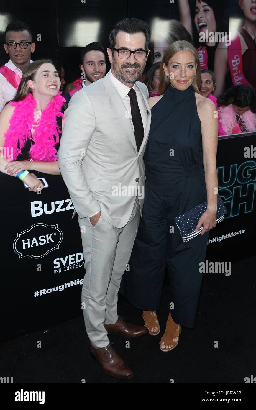 New York, NY, USA. 12. Juni 2017. Ty Burrell und Holly Burrell auf die 'Rauhe Nacht' New York Premeire bei AMC LOEWS LINCOLN SQUARE 13 am 12. Juni 2017 in New York City. Bildnachweis: Diego Corredor/Medien Punch/Alamy Live-Nachrichten Stockfoto